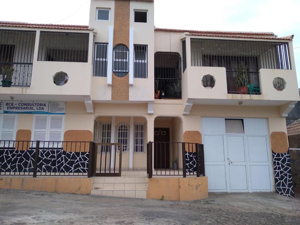 Pensao Domingas Hotel São Filipe Kültér fotó